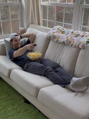 #SpectrumPartner Sports fans will go to ridiculous lengths just to watch the game. Spectrum TV makes it simple with your favorite streaming apps and live sports so you never miss a big moment, whether you're at home or catching the game on the go! @Spectrum 