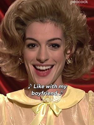 Give these ladies a (tiny) hand 👏 @nbcsnl is streaming on Peacock. #AnneHathaway #SNL #SaturdayNightLive #AmyPoehler