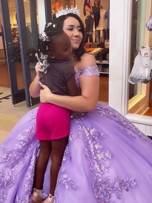 This young girl spotted a real life princess at the mall and had a beautiful fairytale moment 🎥@enrique_empire 