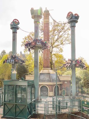 Stap in de nieuwste attractie Hooghmoed, stijg omhoog, voel de spanning en maak je klaar voor de vrije val... 😱 Ben jij moedig genoeg? 💪 #efteling #hooghmoed #onride #attractie #nieuw
