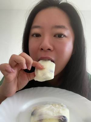 Been seeing it on my discovery feed for so long🤭 So I had to try it! And wow 🤩  These are so goooooooooood 👌🏻 Recipe : rice paper, Greek yogurt, blueberries You need to make this! 9/10 is good 👍🏻 is healthier 😛