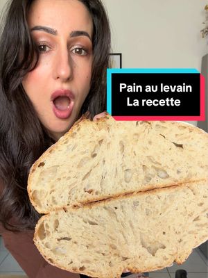 Pain au levain Je te donne tous les détaille ici ⬇️ La recette : -   350 de farine à 14g de protéines  -   50g de farine T150 -   265g d'eau -   180g de levain liquide actif -   11g de sel (Si tu as de la farine à 12g de protéines, tu mettras 255g d’eau)  1/ 1ére série de rabats après 30 min de repos.  2/ 2e série de rabats 30 min plus tard. 3/ 3e série de rabat 30 min plus tard. On réalise les rabats avec une main mouillée à l’eau froide.  À ce stade on est à 1h30 de fermentation (pointage) On couvre la pâte et on n’y touche plus pendant 1h30 à 2h maximum. Il faudra la mettre idéalement dans une pièce entre 23/25 degrés. Surtout pas plus chaud sinon ça va surfermenter (les levures vont détruire le réseau de gluten et votre pain sera tout raplapla).  On dépose la pâte sur le plan de travail fariné, on repartit les gaz (sans dégazer la pâte) et on façonne. Il va falloir bien serrer la pâte en la faisant glisser sur le plan de travail. Pour ça il ne faudra pas trop le fariner.  On laisse fermenter au frigo entre 11h et 20h (selon votre timing) on fait une belle grigne avec une lame et ça part en cuisson dans un four préchauffer à 250 degrés (avec la cocotte à l’intérieur, elle doit être très chaude) pendant 30 min avec le couvercle puis 8 à 10 min sans le couvercle.  On laisse bien refroidir le pain avant de le trancher.  Enjoy ❤️ #sourdough#levain#painaulevain#recipes 