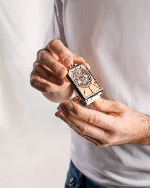 One timepiece. Three expressions. Honouring the tradition of multifunctional timepieces and the établissage era, the Établisseurs Nomade shifts effortlessly between a pocket watch, desk clock and pendant. Faceted metal meets natural stones, shaped with delicate lapidary expertise to achieve perfect alignment. #AudemarsPiguet #AtelierdesÉtablisseurs