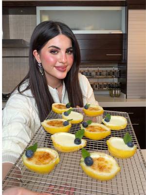 ليمون بوسِت (Lemon Posset): المكونات : * ٣–٤ حبات ليمون أصفر (كبير) * ٥٠٠ مل كريمة طبخ (كاملة الدسم) * ١٠٠–١٢٠ غ سكر * برش ليمونة (بدون الجزء الأبيض) * ٦٠ مل عصير ليمون طازج (تقريبًا ٢–٣ ليمونات) الطريقة: ١. تحضير الليمون: بنغسل الليمون منيح. * بنقطع الليمون بالطول. * بنفرغ اللب بلطف بدون ما تخرب القشرة. * بنعصر اللب و  بنصفي العصير منيح. بنضيف برش الليمون على السكر و بندعكهم كويس. ٢. تحضير الخليط: * بطنجرة: نضيف الكريمة + السكر مع برش الليمون. * بنحطهم على نار متوسطة لحد ما يغلو غلوة خفيفة. * بعد الغليان، بنتركهم يطبخوا لمدة ٣ دقائق مع التحريك. * بنرفع الطنجرة عن النار. * بنضيف عصير الليمون فورًا و بنحرك . * رح يكون القوام كريمي وثقيل شوي. ٤. التعبئة: * بنصب الخليط داخل قشور الليمون. * بنتركهم ١٥ دقيقة بحرارة الغرفة. * و بالفريزر لمدة ٢–٣ ساعات  * بعد ما نطلعهم من الثلاجة بنرش سكر على الوجه. * و بنستخدم torch لكرملته. بنزين الليمون ب شوية فواكه و برش ليمون و ورق نعنع و بالعافية.