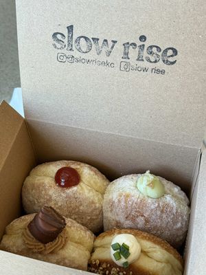 Trying Slow Rise! Very much worth the hype and the wait!! My favorite was the everything flavored one! #kansascityfood #thingstodoinkc 