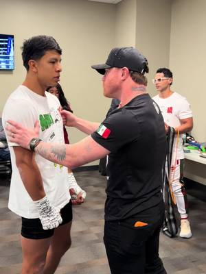 When the King gives you the blueprint. 👑🇲🇽 Canelo Alvarez sharing some final words of wisdom with Jaime Munguía before he steps into the co-main event. #BenavidezZurdo: Order NOW on PPV (🔗 IN BIO)
