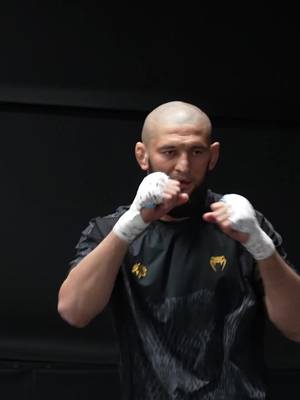 The Wolf acecha... el campeón Khamzat Chimaev 🐺 busca defender este Sábado en #UFC328