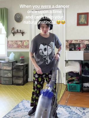 When u can’t help but do your thang when ‘no one’s watching’ 🥹🥹 #dancer #hobby #chores #mambo 