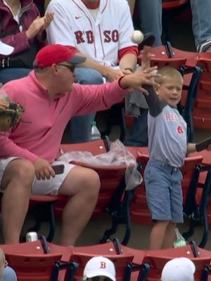 This dad at the Red Sox game went into full dad mode —  managing it from both sides after little bro threw away the foul ball 😂  Big bro was sick 😭 #MLB #baseball #redsox #boston #majorleaguebaseball