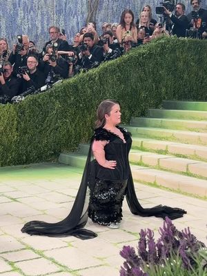 Sinead Burke has arrived at the 2026 #MetGala. 