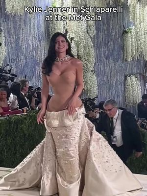 @Kylie Jenner arrives at the 2026 Met Gala. 🖤✨ #metgala #metgala2026 #kyliejenner #kardashians 