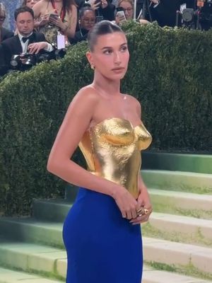 She’s iconic. #HaileyBieber has arrived to the 2026 #MetGala in #YSL. See every red carpet look from fashion’s biggest night. 