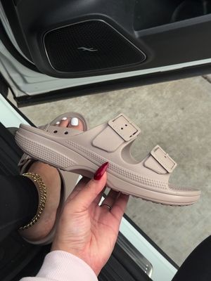 Meet the Saturday Sandal in Taupe 🤎 Video by @Guadalupe Garcia  #CrocsUK #summersandals #fyp #crocs #summerstyle 