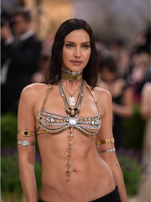 Her name is Irina, #IrinaShayk. The supermodel graced the #MetGala steps in this daring look with a special surprise in the back. 