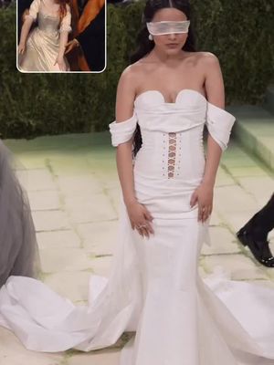#RachelZegler gets a 10/10 for following the #MetGala theme. The actress looked to “The Execution of Lady Jane Grey” by Paul Delaroche for tonight’s red carpet. An iconic painting, an iconic look, and an even more iconic reference. 📸: @gettyimages Details: Makeup: @fionastiles using @beautycreations.cosmetics Hair: @claytonhawkins using @amika Blindfold: @jenniferbehr #rachelzegler