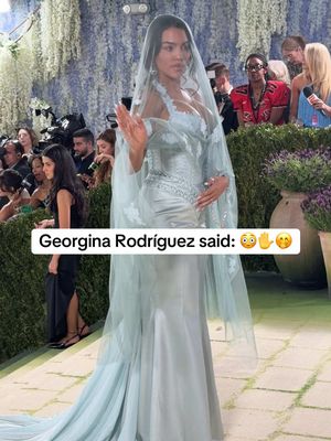 #MetGala award for most original wave execution goes to #GeorginaRodríguez 👋 