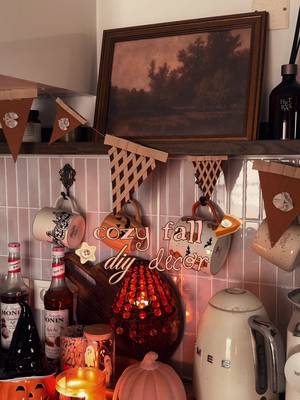 I did my first fall diy decor of the year! 🍁🥧 With the temperatures rising, I needed a little serotonin boost 🍂 and what a better idea than an crafting activity to spend some time offline as well 🤭 I had saved this decor idea on my Pinterest for a while and I’m so glad I finally took the time to do it! I’m obsessed with these little autumn pies even though they are not perfect but who cares 🥧🎃 it adds so much warmth and whimsy to my kitchen. I don’t know why but it reminds of Gilmore Girls so bad and it makes the perfect garland for fall season. It was very easy to make! You just need some felt sheets (color of your choice), thread to hang your garland, a glue gun and a pair of scissors ✂️  FIY: it’s an easy diy but note that it takes time depending on the length of your garland. It took 5-6 hours for mine but it was also very relaxing and satisfying to see the result ☺️  Let me know what do you think and save this for your next cozy decor project 🤎 . . . . #falldecorations #falldecoratingideas #falldecor #falldiy #fallcrafts 
