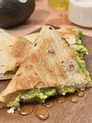 Sweet heat meets creamy crunch 🌶️🥑✨ Hot Honey Avocado Quesadillas  👉 2 flour tortillas 👉 1 Fresh Del Monte Avocado, sliced 👉 ½ cup shredded cheese  👉 2 tablespoons olive oil 👉 1 to 2 tablespoons hot honey 👉 Pinch of salt #freshdelmonte #fruit #freshfruit #hothoney #quesadilla 