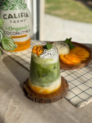 mango sticky rice but make it a matcha latte 🍵  made with fresh mango puree, @Califia Farms Organic Coconutmilk, and salted coconut cream ✨ #CalifiaPartner  🥭 matcha: whisk 1 1/2 tsp matcha powder with 45ml warm water until smooth  🥭 salted coconut cream: froth 1 tsp sugar, 2 tbsp coconut cream, 40ml Califia Farms Organic Coconutmilk, and a pinch of sea salt until combined  🥭to a glass, add 30ml mango puree and ice  🥭add 1 cup Califia Farms Coconutmilk and pour the matcha in  🥭 top with the salted coconut cream and garnish with mango slices, mint, and black sesame seeds 