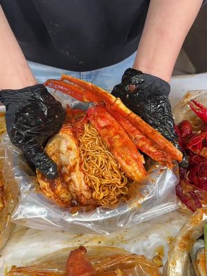 If your seafood boil doesn’t look like THIS… you might be doing it wrong 👀🔥 @raisingclaw_theboilinghouse  The best part of a seafood boil isn’t even the seafood 😮‍💨 It’s choosing what soaks up all that Cajun sauce — rice or noodles. Which one are you picking. 📍 13265 Harbor Blvd, Garden Grove, CA 92843