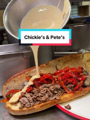 Así se ve un Philly cheesesteak de 2 pies de largo y 3 libras en modo reto en @Chickie’s & Pete’s dentro de @SAHARA Las Vegas 🤯 ¿Quién se anima? #VegasFoodie #LasVegas #VegasRestaurants