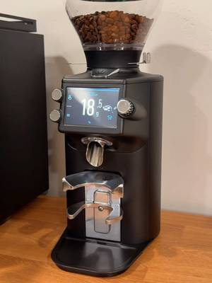 Don’t blow your money on fancy espresso machines, invest in the grinder instead.  #mahlkonig #mahlkonighome #partnershipwithmahlkonig @Mahlkönig 