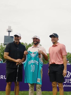 Curry magic in Charlotte 🤞#golf #pvo 