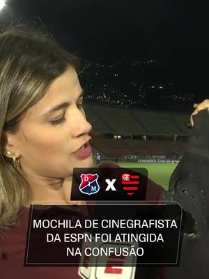 A mochila de um cinegrafista da ESPN foi atingida durante confusão em Independiente Medellín x Flamengo. O jogo foi cancelado por motivos de segurança. Assista aos jogos da CONMEBOL Libertadores pela ESPN no Plano Premium do #DisneyPlus! #LibertadoresNaESPN #medellin #flamengo #tiktokesportes
