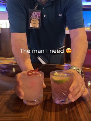 Name a better view coming to your table. 😍   #Cocktails #ManINeed #OliviaDean #HardRockCafe #BartenderLife