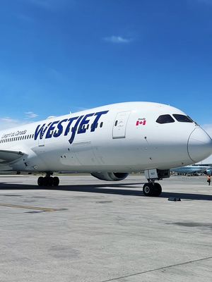 Our 787 knows its worth. Have you flown on one of these? #Dreamliner #Aviation #WestJet #KathandKim   Notre 787 vaut le détour. Avez-vous déjà voyagé à bord d’un de ces avions? #Dreamliner   
