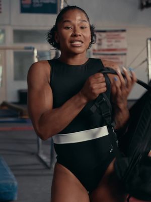 #TylenolPartner Flips? Easy. Bars? Let’s work. My body after doing the most 24/7? …that’s another story😂🤸🏽‍♀️  Keeping TYLENOL® Extra Strength Liquid Gels close for aches and pains so I can stay ready💙 @TYLENOL 