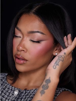 All I need is a brush and a palette 💋 #makeuptransition #makeupinspo 