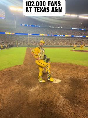 Everything’s bigger in Texas 🤠 #fyp #savannahbananas #baseball #catcher #billleroy 