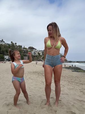 #motherdaughterlove #motherdaughterdance #beachday #trendingdance 