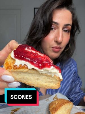 Les scones du dimanche matin ☀️ La prochaine fois je teste avec des zestes de citron d’Italie & des myrtilles 🍋 La recette pour 8 scones :  - 300g de Farine  - 40g de sucre  - 1 cac de levure chimique  - 150g de beurre froid en morceaux  - 130g de lait fermenté  La dorure :  - 1 jaune d’œuf  - 1 cas de lait (ou de crème liquide)  Cuisson : environ 20 min à 180 degrés. Les scones doivent être bien dorés 😁 La recette vient du livre « mon recueil de douceurs » de @Superlumos  Merci infiniment ton livre est incroyable 🫶🏻 #scones#brunch#breakfast#pastry#Recipe