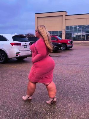 Survived winter 🥶  Spring it’s time to pop out 😎💗 #curvyandconfident #plussizecreator #curvystyle  #bodyconfidence 