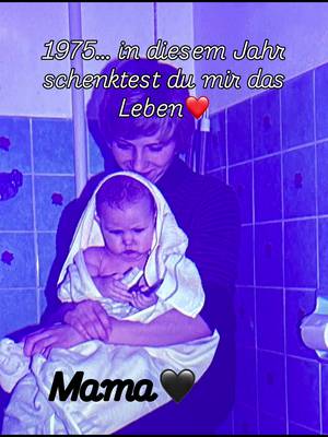 Jetzt sitze ich hier in New York City, Ortszeit 11:44 Uhr…  Der dritte Muttertag ohne dich. Und trotzdem fühlt es sich manchmal noch immer unwirklich an. Ich wünsche mir so sehr noch einmal deine Stimme, dein Lachen, diese Leichtigkeit zurück, die einfach da war, solange du da warst. Manche Menschen hinterlassen keinen leeren Platz. Sie hinterlassen ein ganz anderes Leben danach. Und gleichzeitig bin ich dankbar. Dankbar für alles, was du mir mitgegeben hast. Für die Liebe. Für die Stärke. Und dafür, dass genau aus diesem Schmerz etwas entstehen durfte, das heute anderen Menschen Trost schenkt. Dieses Buch trägt so viel von meinem Herzen in sich. Und irgendwie auch von dir. Vielleicht war genau das deine letzte stille Begleitung für mich, damit andere sich mit ihrem Verlust nicht mehr ganz so allein fühlen müssen. Du fehlst. Jeden Tag. Und du bleibst trotzdem für immer ein Teil von mir. 🤍 Ich liebe Dich❤️🖤❤️‍🩹 #muttertag #fürimmerimherzen #trauerverarbeitung #buchtipp #trauer