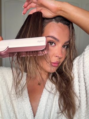 @Dyson UK air straight on wavy frizzy hair 🙏🏼 I was worried it wouldn’t be smooth enough but hellloooo. @Kérastase hair elixir @Color Wow UK dream coat #dysonairstait #dysonairstraitwavyhair #dysontutorial #haircare #hairtutorial 