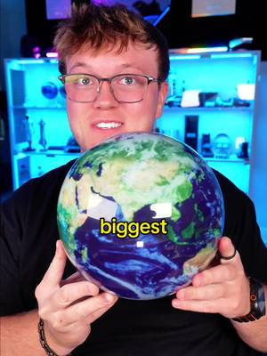 let’s cut open the mova globe🫣🌎 #movaglobe #Tech #gadget #Science 