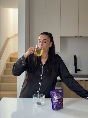 #PUB Aujourd’hui, c’était une de ces journées chaotique 🥴 J’ai pris un moment juste pour moi : un thé, les Cadbury Fingers Mini, pis ça va déjà beaucoup mieux. Toi aussi prend ce petit 10min de détente, tu vas voir, c’est agréable! #Cadburycan