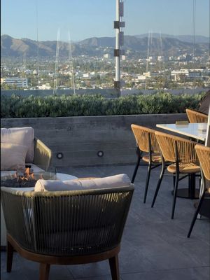 One of the prettiest views I’ve seen in LA - you can even see the Hollywood sign 🫶 NAVA Rooftop at @AC Hotel Beverly Hills #lafood #lafoodie #larooftop #beverlyhills 