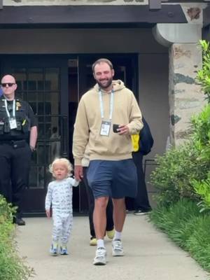 Millennial dads, this one’s for you. Scottie showed up to defend his title and Bennett showed up in his pajamas. #PGAChamp #scottiescheffler #pajamas #llamallamaredpajama #ludacris 