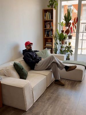 Finally starting to feel like home 🏡  The M1 Sectional from @rove.lab has completely transformed the space. One of the easiest furniture setups I’ve ever experienced, and I love how flexible the modular design is. #RoveLab #M1Sofa #gifted