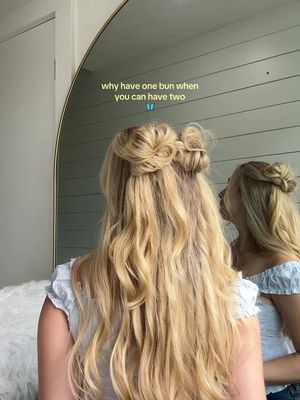 The more the merrier #messybun #bunhairstyle #halfuphalfdown #easyhairstyles #summerhairstyles 