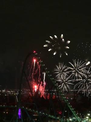 A symphony of screams, funnel cake, and fireworks. 🎼🎢🎆 Join us this Sunday, May 17 for the first fireworks night of the season! Ride all your favourite rides and end your day with more than 6,000 colourful explosions lighting up the sky above the park at 10 p.m. ✨ *Included with park admission.