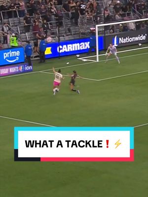 Fearless from Thompson. What a tackle. 🚫⚽ #NWSL #tackle #Thompson #highlights #LosAngeles  