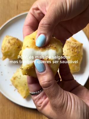 Crispys de queijo Ingredientes: - 6 folhas de arroz - 2 ovos - 6 queijinhos Babybel Light - Sementes de sésamo Preparação: Bate os dois ovos e coloca-os num prato fundo, mas mais largo e raso. Molha cada folha de arroz de um lado e do outro até ficar bem macia. Coloca um queijinho no centro da folha de arroz, enrola bem e coloca na air fryer. Repete o processo para todas as folhas. No fim, adiciona sementes de sésamo por cima e leva à air fryer durante 4 minutos a 220ºC. Dica: se fizerem o processo com 2 folhas (em vez de ser só uma) garantem que não sai queijo por fora!  E está feito 🤌🏽