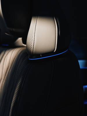 The first-ever Audi Q9 is redefining size by making every detail count – from its up to seven leather seats to the interior lighting. A calm, refined space shaped by sound, light and comfort with generous legroom, a spacious trunk and everything in reach.​⁣ ⁣ ​#Audi #AudiCanada #VorsprungDurchTechnik #Q9 #LuxuryRedefined