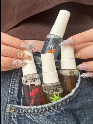 Your body spray shouldn’t leave your skin dry✨ That’s why our moisturizing sprays are completely alcohol-free... so you get that just-spritzed feeling without stripping your skin’s moisture barrier for 24-hour hydration💧 Comment your fave scent and we’ll choose 3 of you to receive our Sweet Hydration Mini Moisturizing Body Fragrance Spray Kit! #hempzofficial 
