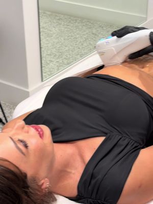 Inside a real HIFU Body session ✨ HIFU Body is a non-invasive treatment designed to support skin firmness and overall body contouring using focused ultrasound technology. Popular treatment areas include: ✔️ Stomach   ✔️ Arms   ✔️ Inner thighs   Every treatment plan is tailored during a complimentary consultation to ensure suitability and align with your goals 💬 #HIFUAustralia #SydneyClinic #SkinTreatment #BeautyTokAustralia 